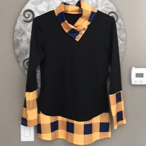 Never worn/Cute top.